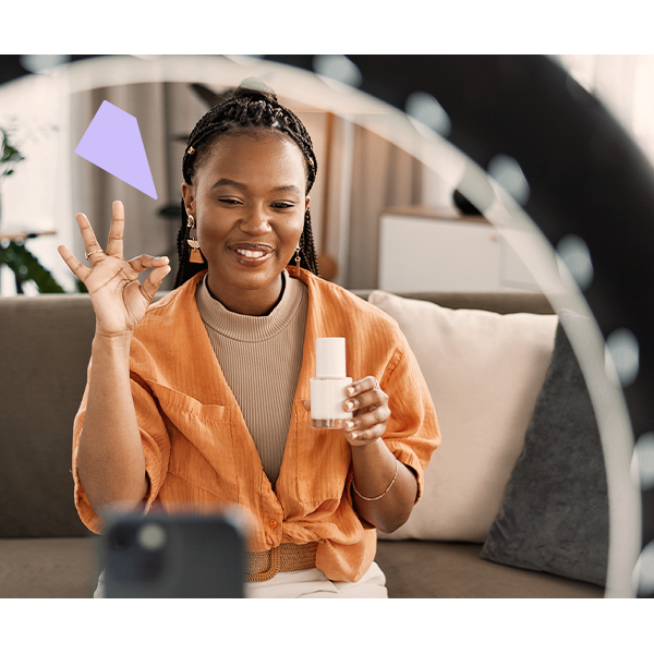 What is a freelance content creator